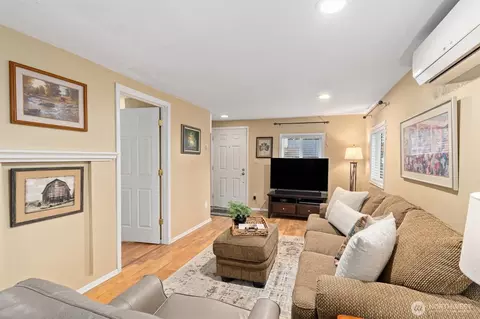 Living - 112 Barbara Ln, Everett, WA 98203 photo 2 of 4