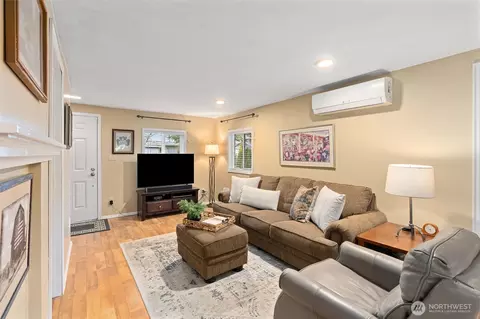 Living - 112 Barbara Ln, Everett, WA 98203 photo 3 of 4