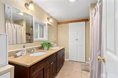 Bath - 112 Barbara Ln, Everett, WA 98203 photo 1 of 1
