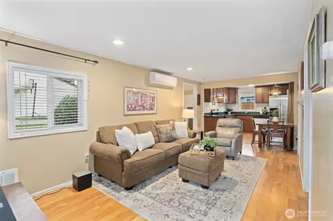 Living - 112 Barbara Ln, Everett, WA 98203 photo 1 of 4