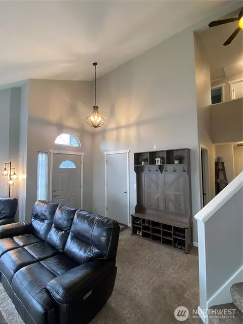 Entry Way - 901 Bathke Ave, Enumclaw, WA 98022 photo 4 of 5