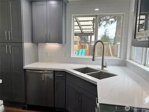 Kitchen - 901 Bathke Ave, Enumclaw, WA 98022 photo 3 of 5