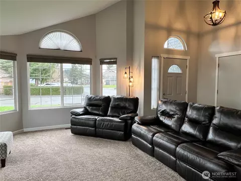Living - 901 Bathke Ave, Enumclaw, WA 98022 photo 1 of 1