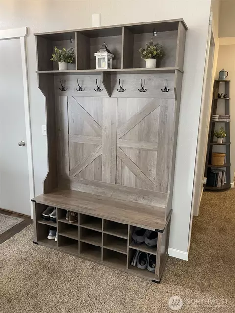 Entry Way - 901 Bathke Ave, Enumclaw, WA 98022 photo 3 of 5