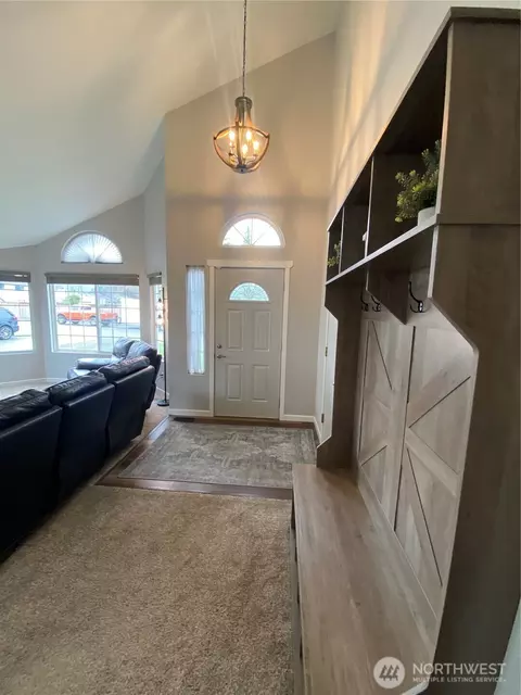 Entry Way - 901 Bathke Ave, Enumclaw, WA 98022 photo 2 of 5