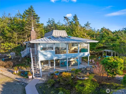 4951 Surfcrest Dr, Oak Harbor, WA 98277