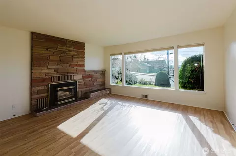 Living - 2110 E 17th St, Bremerton, WA 98310 photo 1 of 6