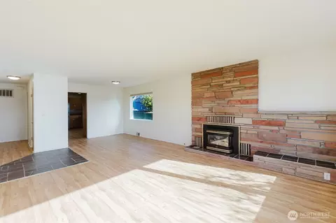 Living - 2110 E 17th St, Bremerton, WA 98310 photo 4 of 6