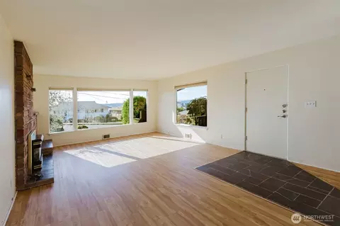 Living - 2110 E 17th St, Bremerton, WA 98310 photo 2 of 6