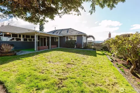 Exterior - 2110 E 17th St, Bremerton, WA 98310 photo 8 of 11