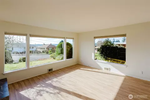 Living - 2110 E 17th St, Bremerton, WA 98310 photo 3 of 6