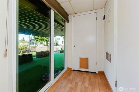 Entry Way - 2110 E 17th St, Bremerton, WA 98310 photo 2 of 2
