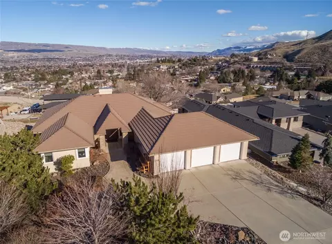 735 Castle Heights Dr, Wenatchee, WA 98801