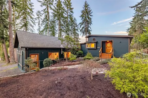 6897 Helena St, Clinton, WA 98236