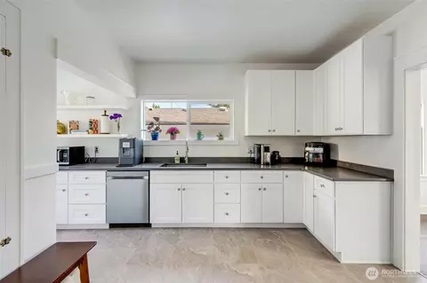 Kitchen - 4918 S 3rd Ave, Everett, WA 98203 photo 2 of 4