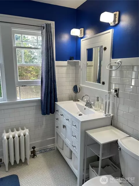 Bath - 4918 S 3rd Ave, Everett, WA 98203 photo 2 of 3