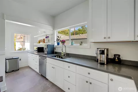 Kitchen - 4918 S 3rd Ave, Everett, WA 98203 photo 3 of 4