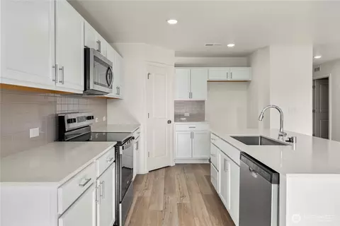 Kitchen - 117 Willowbrook Dr, Chehalis, WA 98532 photo 2 of 2