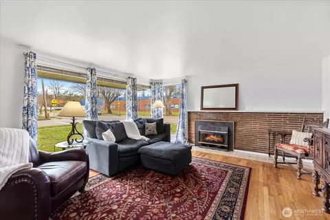 Living - 712 3rd St, Sultan, WA 98294 photo 2 of 3