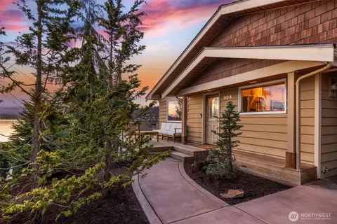 904 N 36th St, Renton, WA 98056