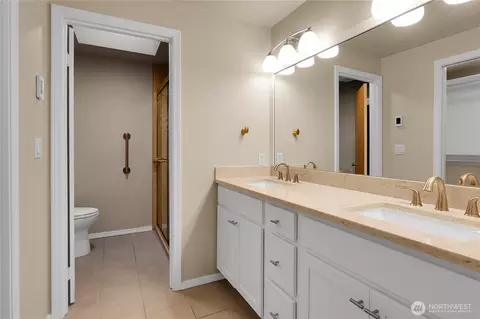 Bath - 13823 54th Ave SE, Everett, WA 98208 photo 1 of 3