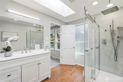Bath - 4822 Fowler Ave, Everett, WA 98203 photo 1 of 2