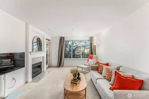 1525 NW 57th St #302, Seattle, WA 98107