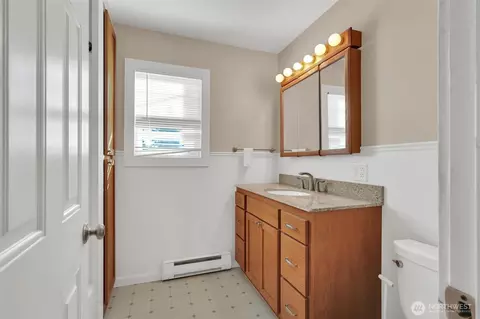 Bath - 1717 Cedar St, Everett, WA 98201 photo 1 of 2
