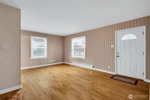 Living - 1717 Cedar St, Everett, WA 98201 photo 3 of 6