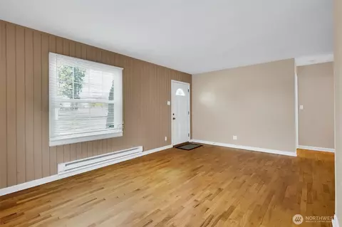 Living - 1717 Cedar St, Everett, WA 98201 photo 2 of 6