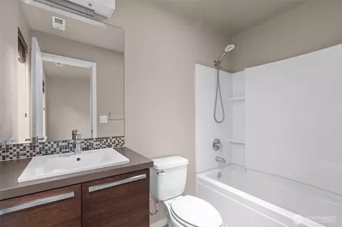Bath - 4003 168th Pl SE, Bothell, WA 98012 photo 3 of 4