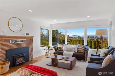 Living - 910 9th Ave N, Edmonds, WA 98020 photo 3 of 7