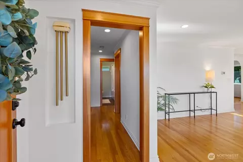 Entry Way - 910 9th Ave N, Edmonds, WA 98020 photo 1 of 1