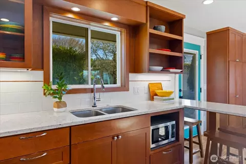Kitchen - 910 9th Ave N, Edmonds, WA 98020 photo 2 of 4