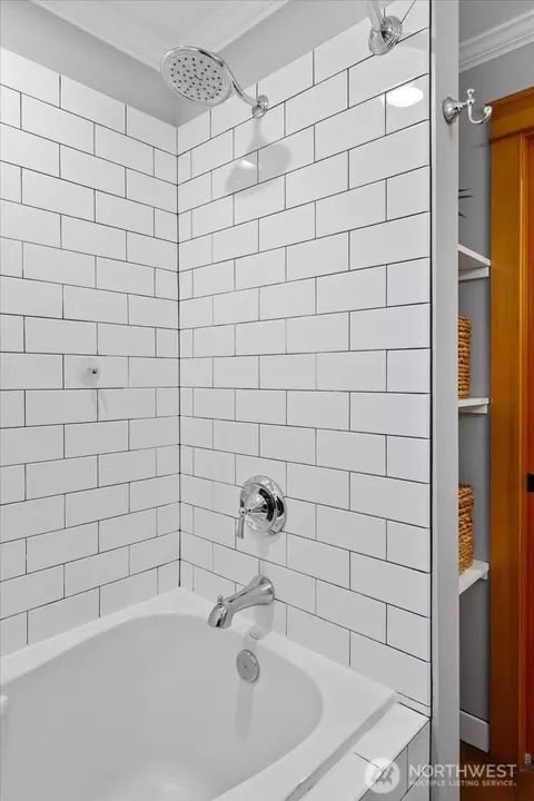Bath - 910 9th Ave N, Edmonds, WA 98020 photo 2 of 4