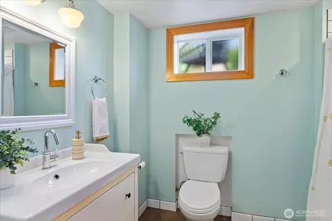 Bath - 910 9th Ave N, Edmonds, WA 98020 photo 3 of 4