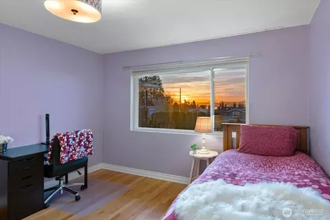 Bedroom - 910 9th Ave N, Edmonds, WA 98020 photo 3 of 4