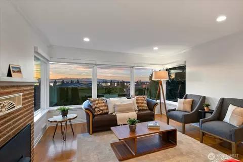 Living - 910 9th Ave N, Edmonds, WA 98020 photo 1 of 7