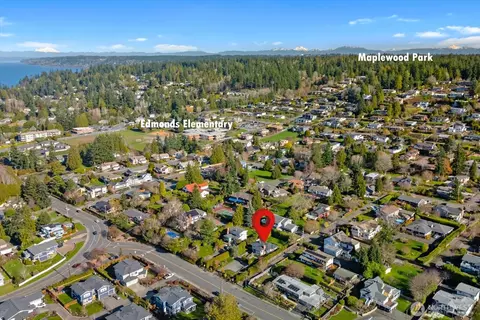 View/Area - 910 9th Ave N, Edmonds, WA 98020 photo 2 of 4