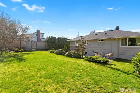 Exterior - 910 9th Ave N, Edmonds, WA 98020 photo 4 of 6