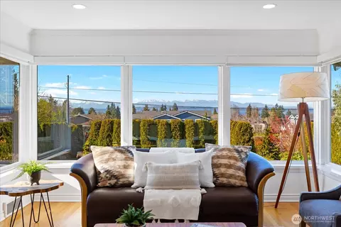 Living - 910 9th Ave N, Edmonds, WA 98020 photo 4 of 7