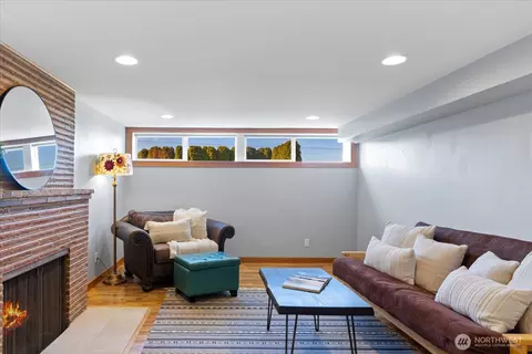Living - 910 9th Ave N, Edmonds, WA 98020 photo 7 of 7