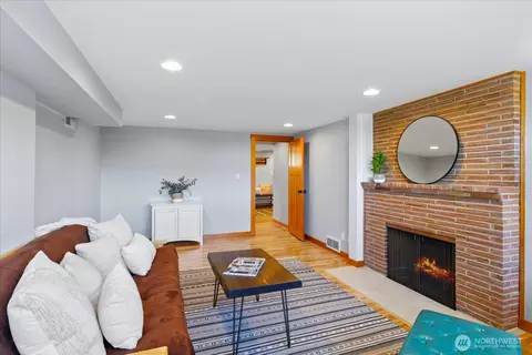 Living - 910 9th Ave N, Edmonds, WA 98020 photo 6 of 7