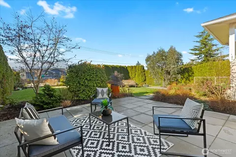 Exterior - 910 9th Ave N, Edmonds, WA 98020 photo 5 of 6