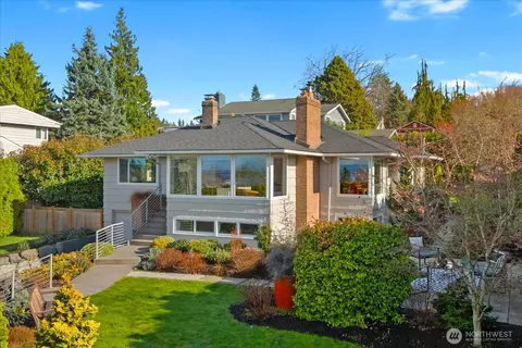 Exterior - 910 9th Ave N, Edmonds, WA 98020 photo 3 of 6