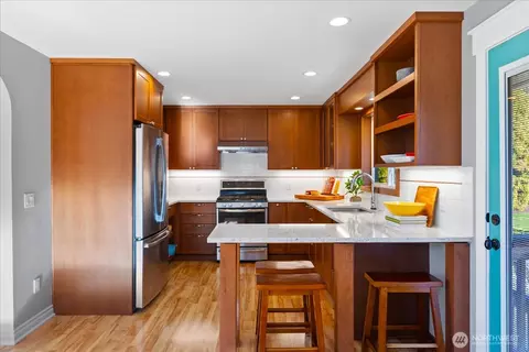 Kitchen - 910 9th Ave N, Edmonds, WA 98020 photo 3 of 4