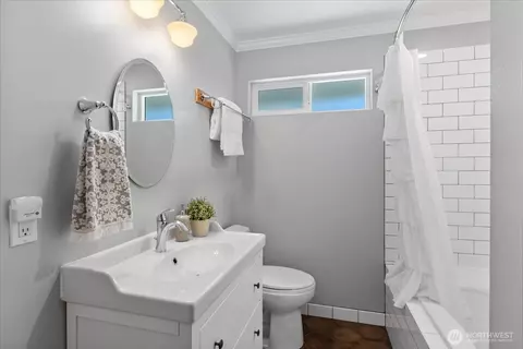 Bath - 910 9th Ave N, Edmonds, WA 98020 photo 1 of 4
