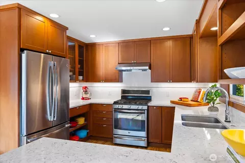 Kitchen - 910 9th Ave N, Edmonds, WA 98020 photo 4 of 4