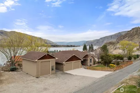 7491 Pot O Gold Ln, Wenatchee, WA 98801