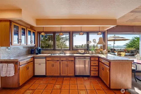 Kitchen - 416 Alverson Blvd, Everett, WA 98201 photo 3 of 4